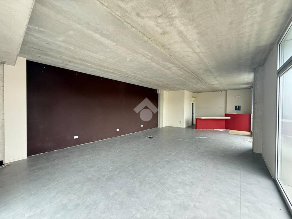 negozio in affitto a Reggio nell'Emilia in zona Baragalla