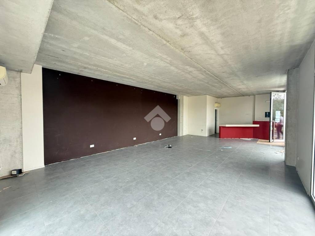 negozio in affitto a Reggio nell'Emilia in zona Baragalla