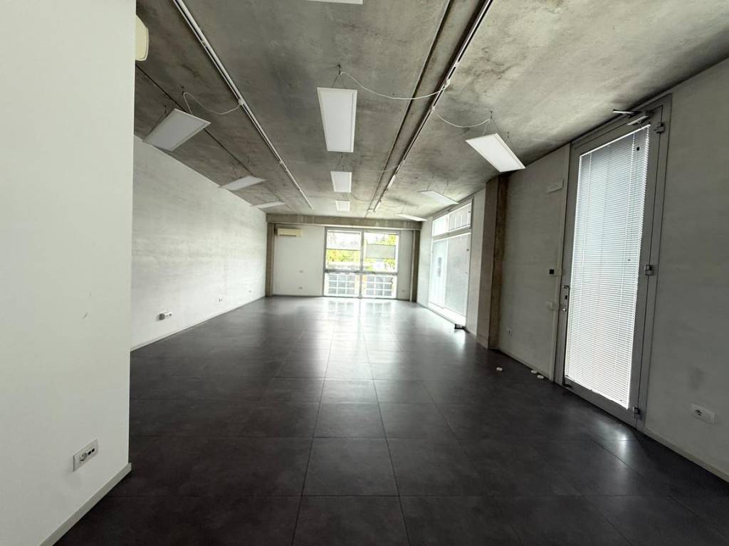 negozio in affitto a Reggio nell'Emilia in zona Baragalla