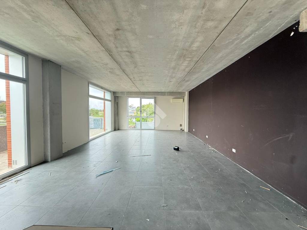 negozio in affitto a Reggio nell'Emilia in zona Roncina
