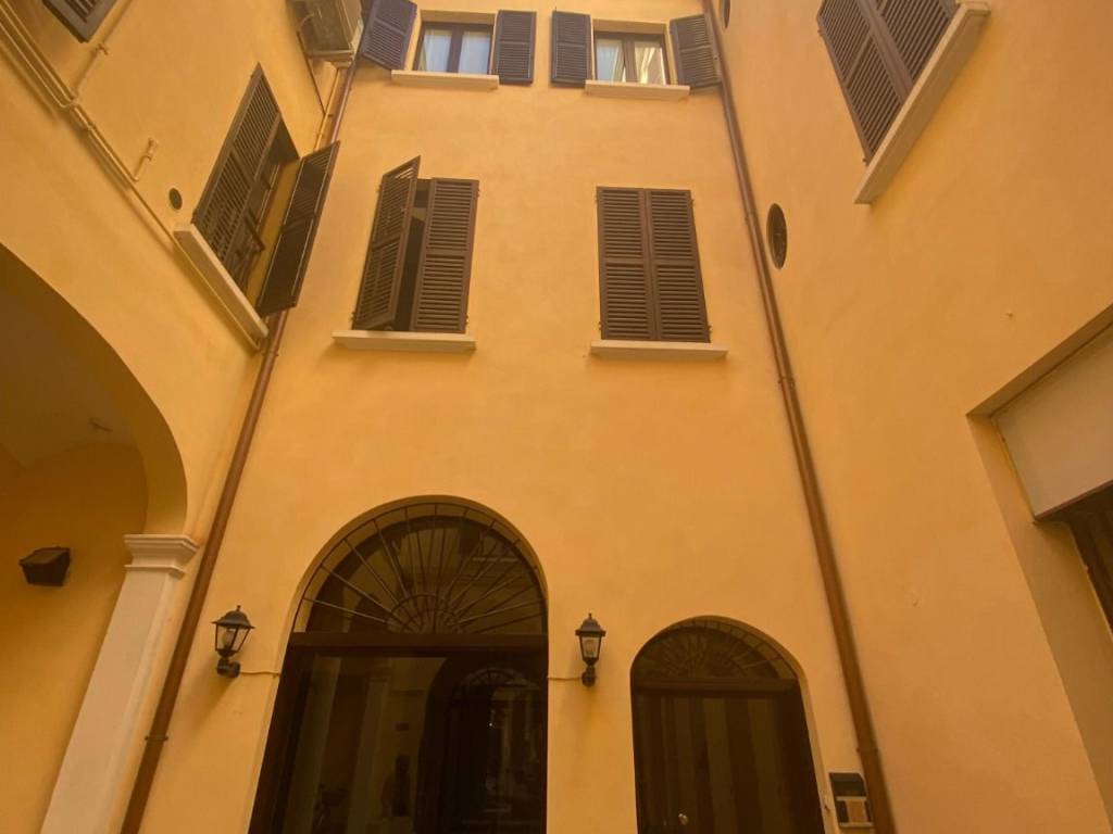 negozio in affitto a Reggio nell'Emilia in zona Città Storica