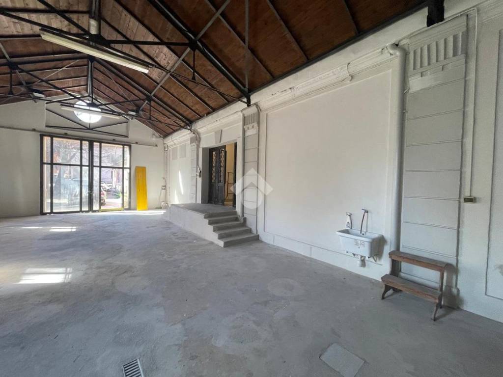 locale commerciale in affitto a Reggio nell'Emilia in zona Città Storica
