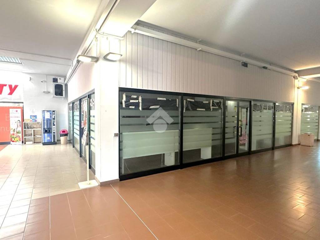 negozio in affitto a Reggio nell'Emilia in zona Sesso