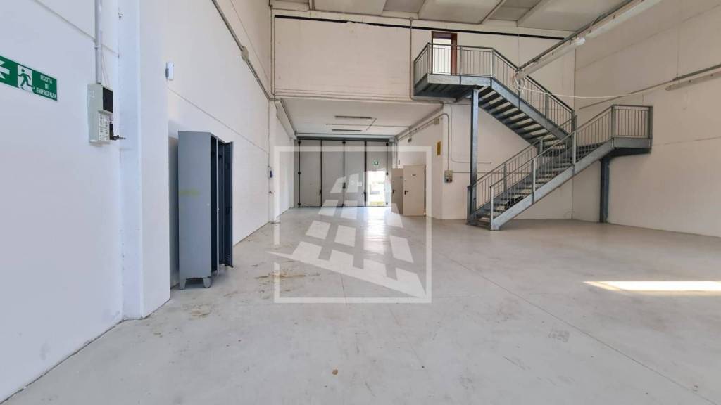 locale commerciale in affitto a Reggio nell'Emilia in zona Pieve Modolena