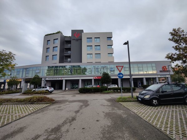 locale commerciale in affitto a Reggio nell'Emilia