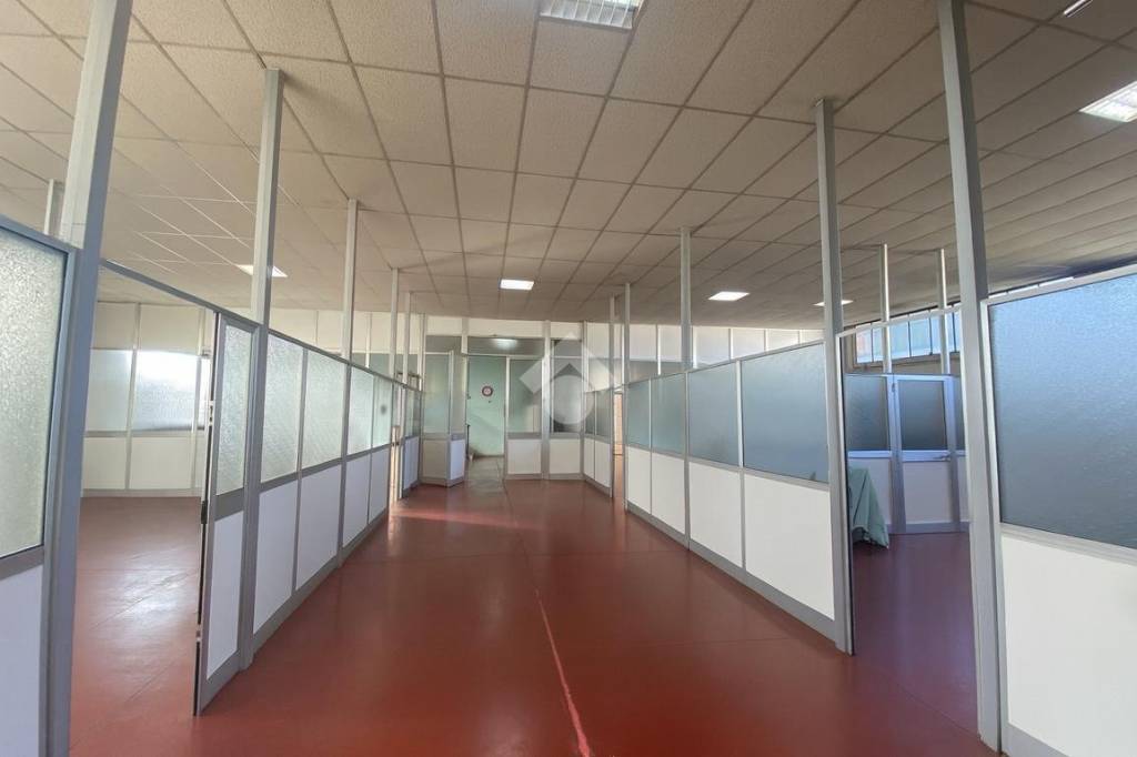 locale commerciale in affitto a Reggio nell'Emilia in zona Carrozzone