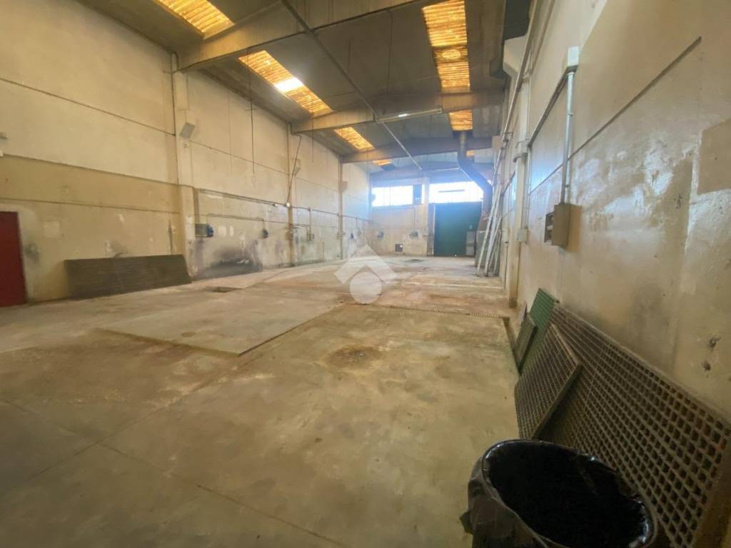 locale commerciale in affitto a Reggio nell'Emilia in zona Mancasale