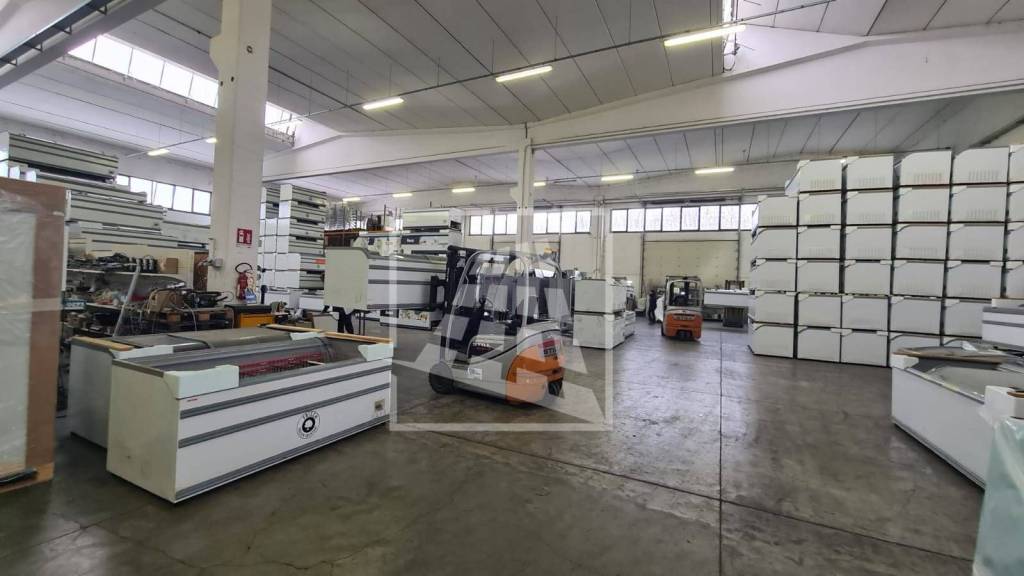 locale commerciale in affitto a Reggio nell'Emilia in zona Sesso