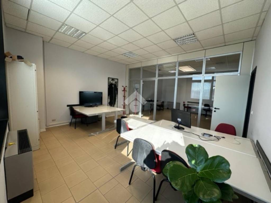 ufficio in affitto a Reggio nell'Emilia in zona Carrozzone