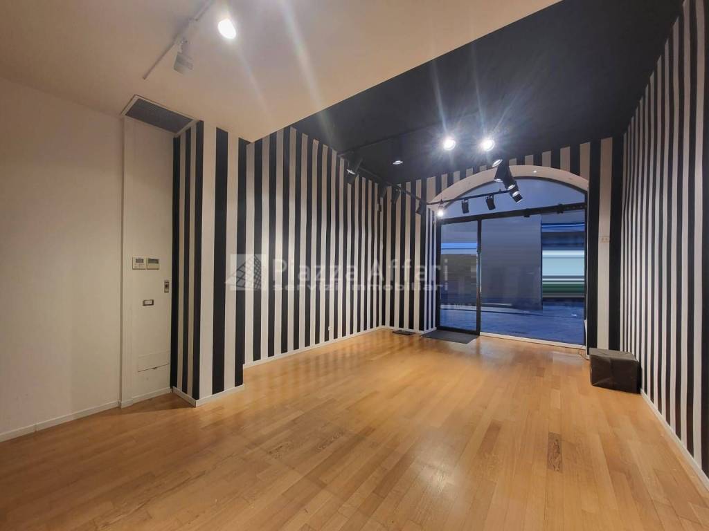 negozio in affitto a Reggio nell'Emilia in zona Città Storica