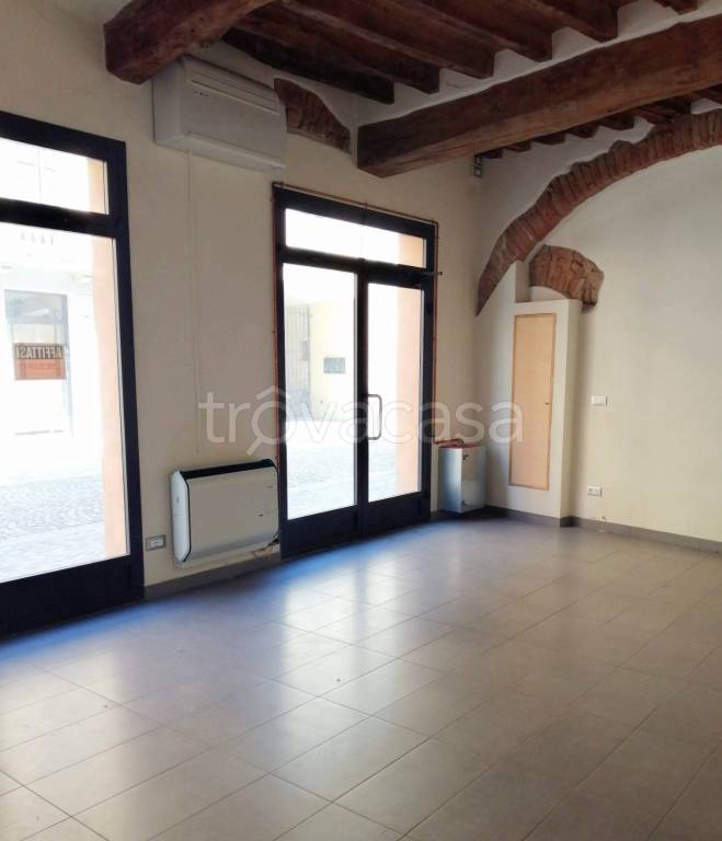 negozio in affitto a Reggio nell'Emilia in zona Città Storica