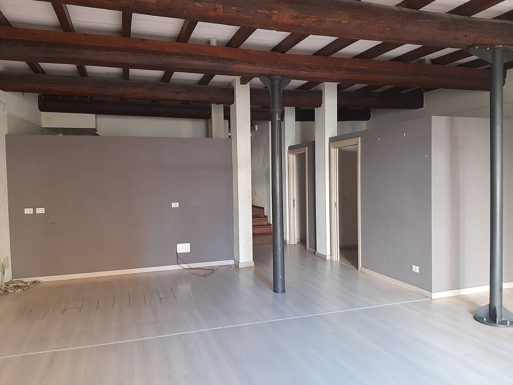 negozio in affitto a Reggio nell'Emilia in zona Ospizio