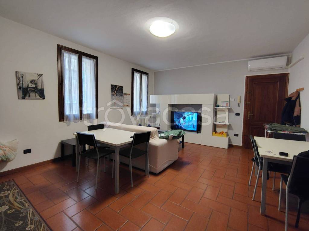 appartamento in affitto a Reggio nell'Emilia in zona Città Storica