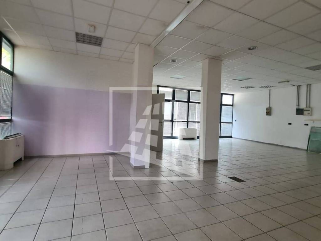 negozio in affitto a Reggio nell'Emilia in zona Ospizio