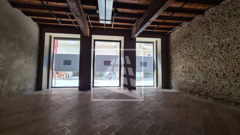locale commerciale in affitto a Reggio nell'Emilia in zona Città Storica