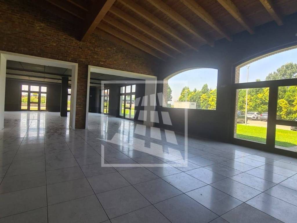 locale commerciale in affitto a Reggio nell'Emilia