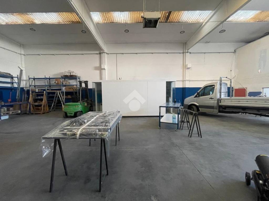 locale commerciale in affitto a Reggio nell'Emilia in zona Mancasale