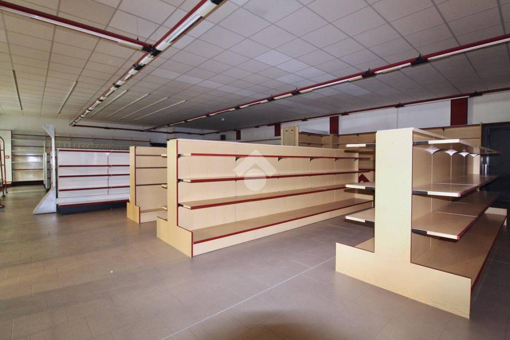 negozio in affitto a Reggio nell'Emilia in zona Sesso