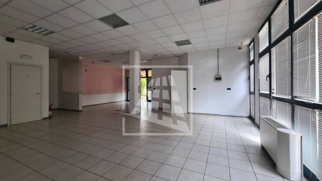 negozio in affitto a Reggio nell'Emilia in zona San Maurizio