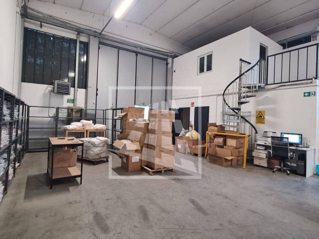 locale commerciale in affitto a Reggio nell'Emilia in zona Mancasale