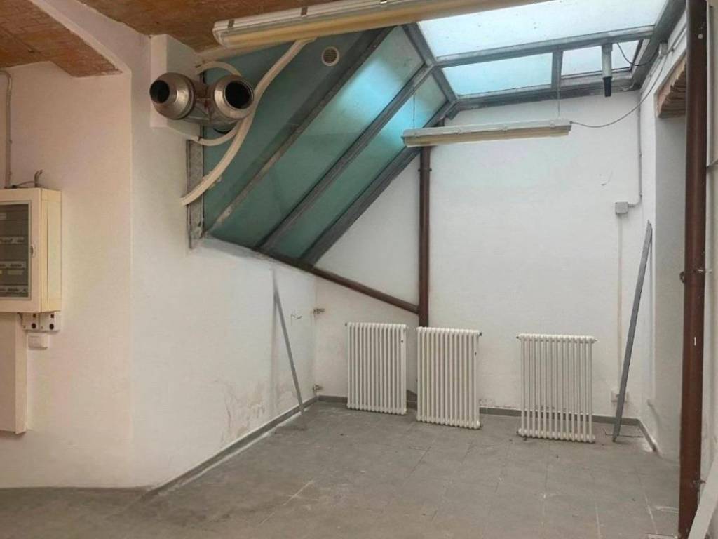 negozio in affitto a Reggio nell'Emilia in zona Città Storica