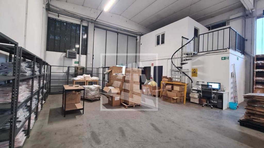 locale commerciale in affitto a Reggio nell'Emilia in zona Mancasale