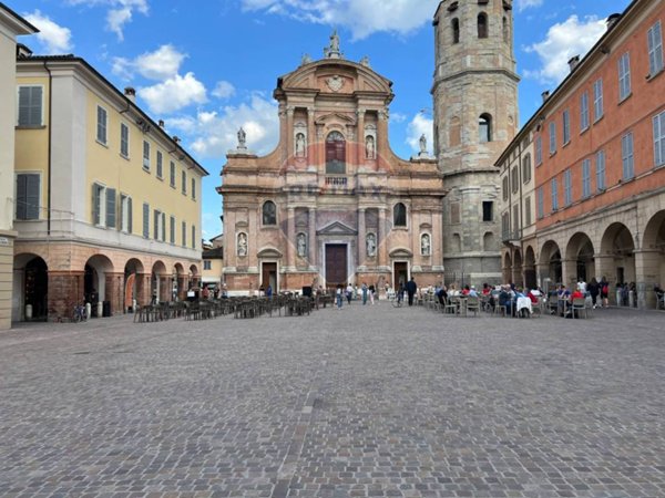 negozio in affitto a Reggio nell'Emilia in zona Città Storica