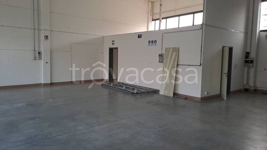 locale commerciale in affitto a Reggio nell'Emilia in zona San Maurizio