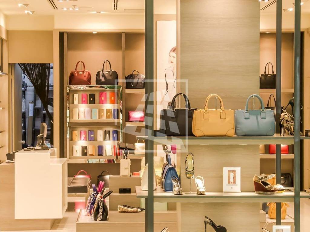 negozio in affitto a Reggio nell'Emilia in zona Città Storica