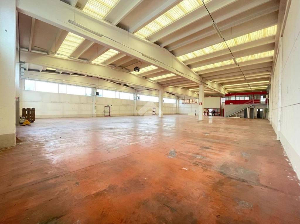 locale commerciale in affitto a Reggio nell'Emilia in zona San Maurizio