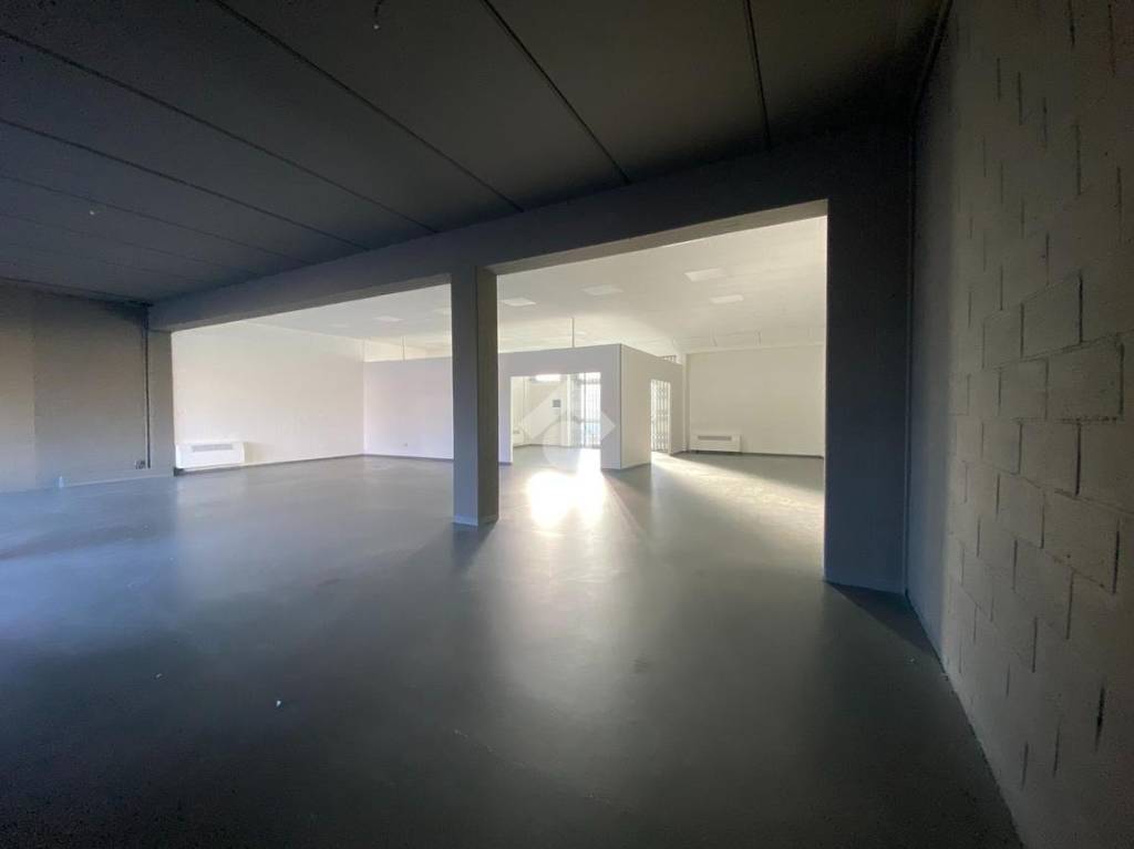 negozio in affitto a Reggio nell'Emilia in zona Codemondo