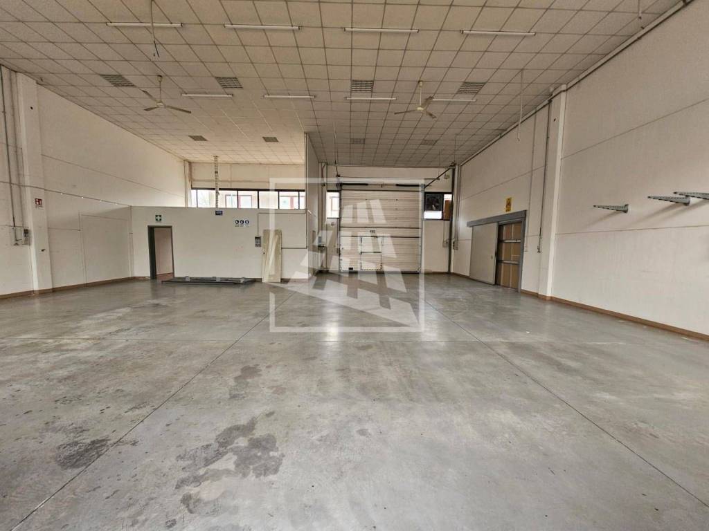 locale commerciale in affitto a Reggio nell'Emilia in zona San Maurizio