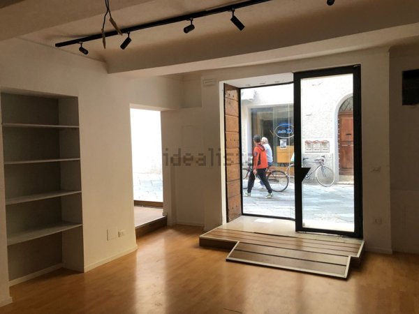 negozio in affitto a Reggio nell'Emilia in zona San Prospero Strinati