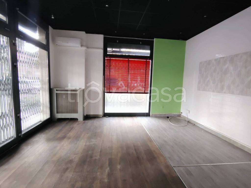 negozio in affitto a Reggio nell'Emilia in zona Rosta Nuova