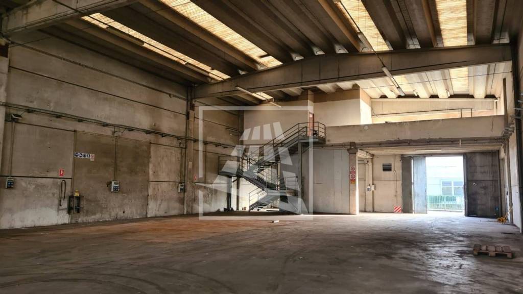 locale commerciale in affitto a Reggio nell'Emilia in zona Codemondo