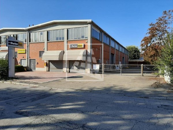 locale commerciale in affitto a Reggio nell'Emilia in zona Carrozzone