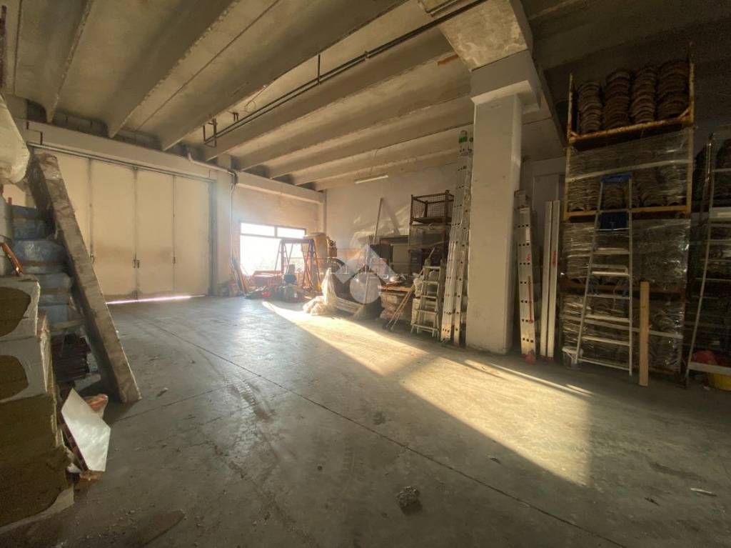 locale commerciale in affitto a Reggio nell'Emilia in zona Baragalla