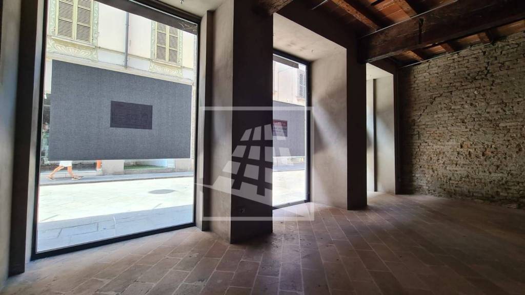 locale commerciale in affitto a Reggio nell'Emilia in zona Città Storica