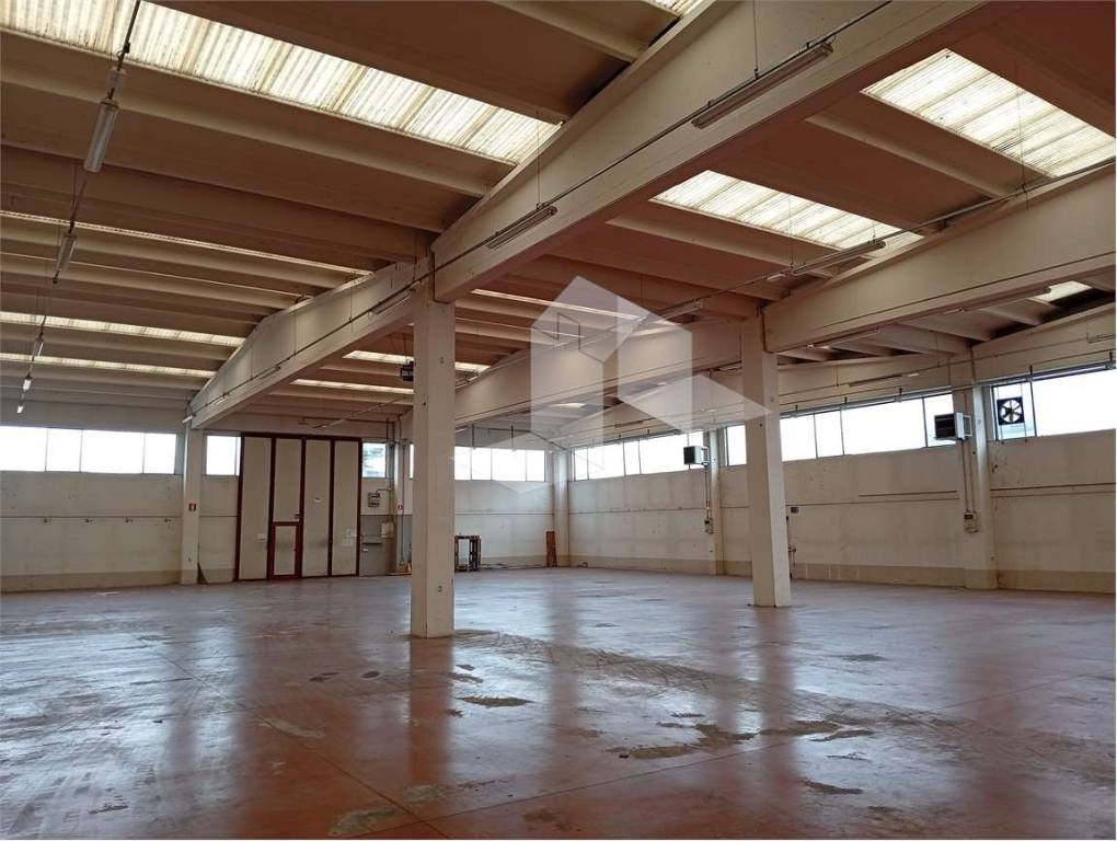 locale commerciale in affitto a Reggio nell'Emilia in zona San Maurizio