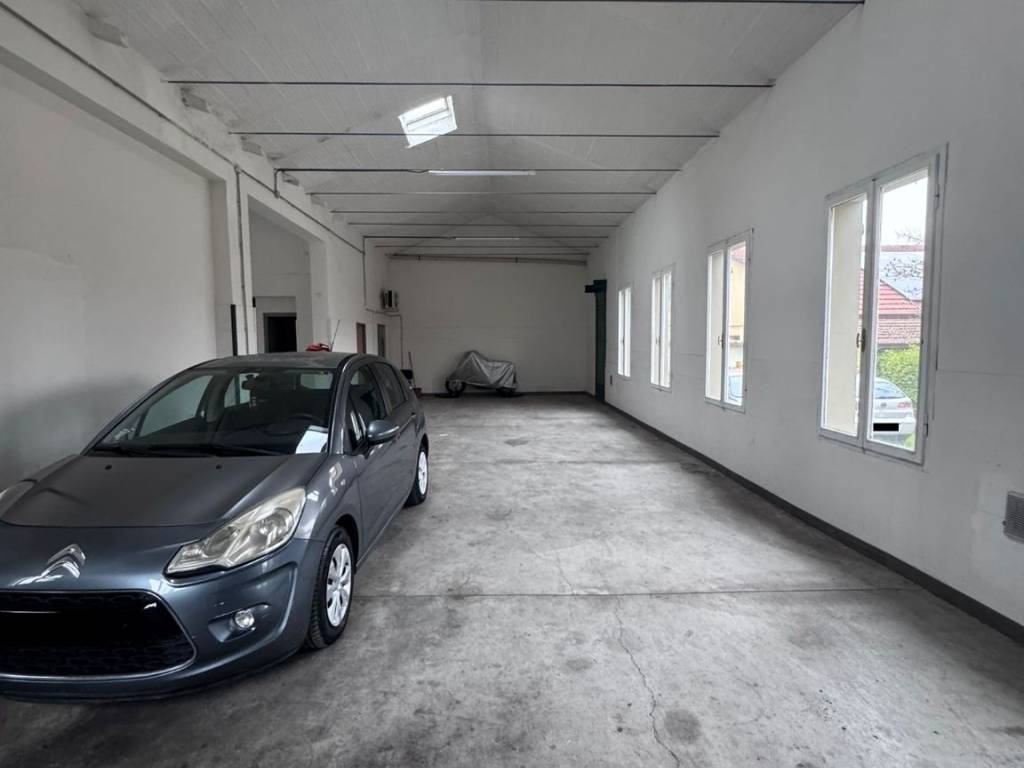 locale commerciale in affitto a Reggio nell'Emilia in zona Pieve Modolena