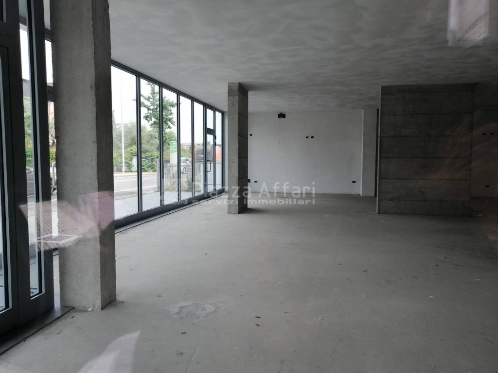 negozio in affitto a Reggio nell'Emilia in zona Fogliano