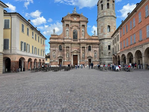 negozio in affitto a Reggio nell'Emilia in zona Città Storica