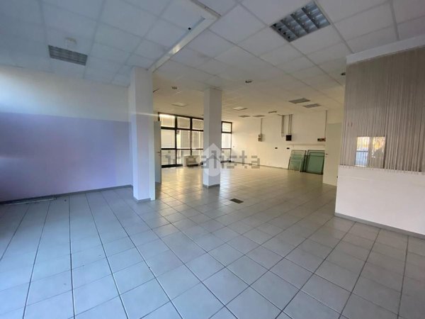 locale commerciale in affitto a Reggio nell'Emilia in zona San Maurizio