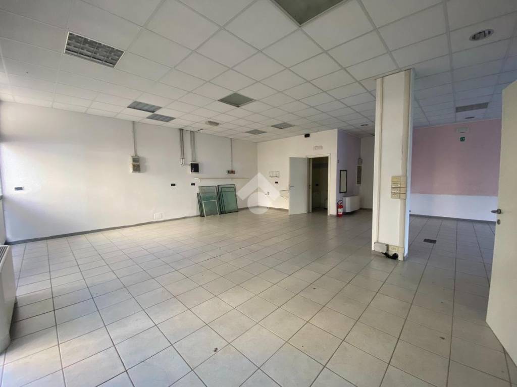 negozio in affitto a Reggio nell'Emilia in zona San Maurizio