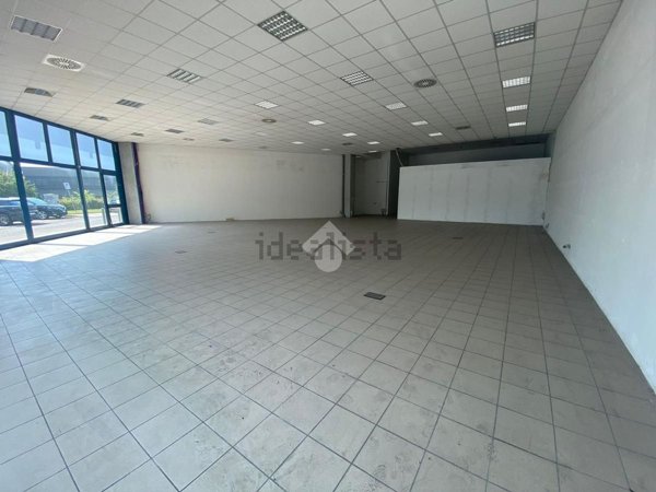 negozio in affitto a Reggio nell'Emilia