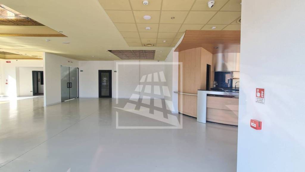 negozio in affitto a Reggio nell'Emilia in zona Città Storica