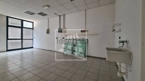 negozio in affitto a Reggio nell'Emilia in zona Ospizio
