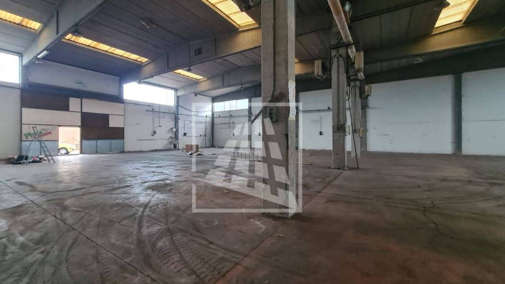 locale commerciale in affitto a Reggio nell'Emilia in zona Mancasale