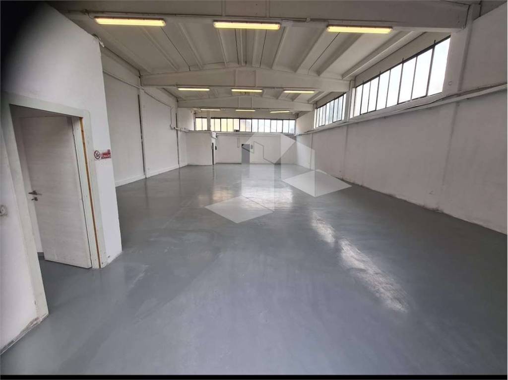 locale commerciale in affitto a Reggio nell'Emilia in zona Roncocesi