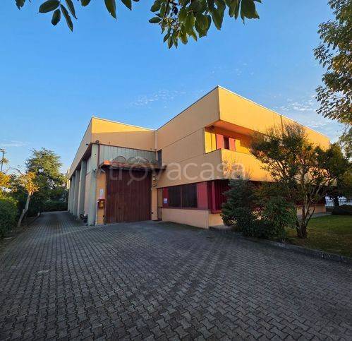 locale commerciale in affitto a Reggio nell'Emilia